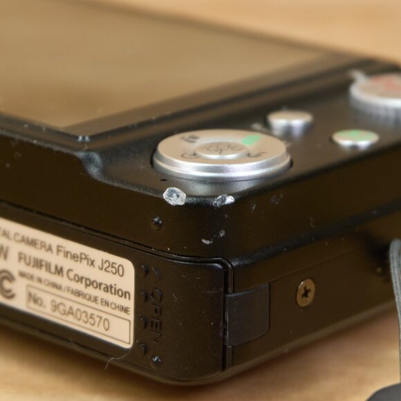 Vintage Fujifilm FinePix J250 Digital Camera / 10 MP / 5X Optical Zoom / Black - Picture 7 of 7